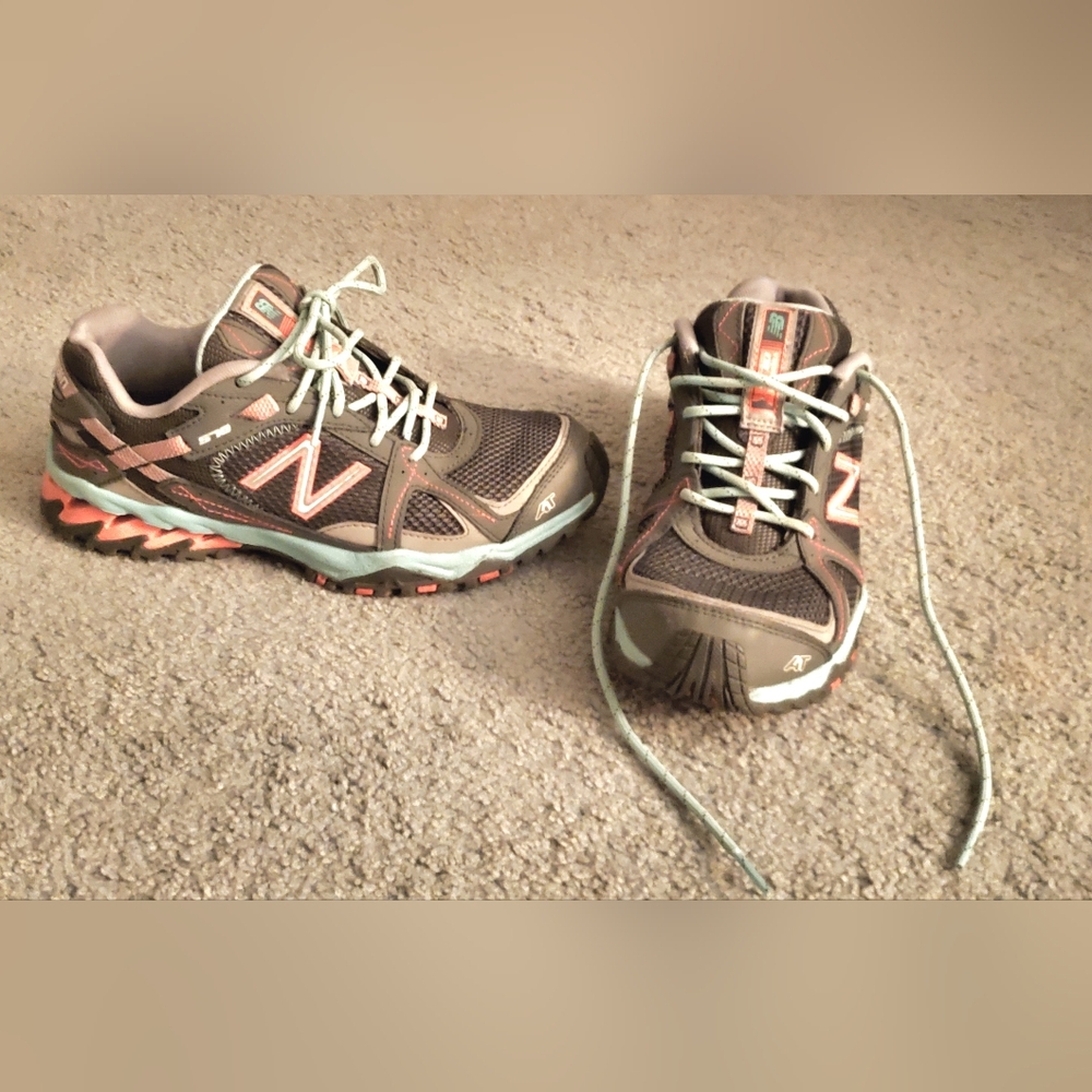 Ladies New Balance 570 All Terrain athletic shoes Size 8
